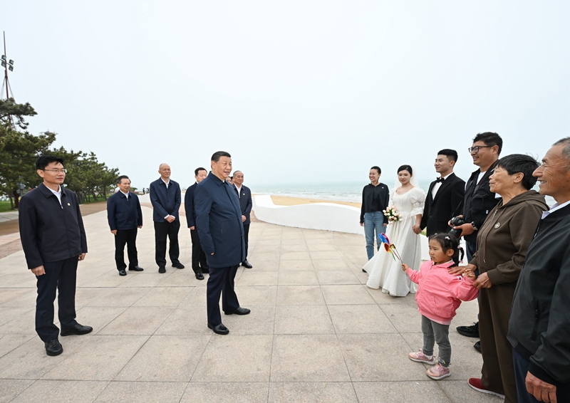 5月22日至24日，中共中央總書記、國家主席、中央軍委主席習近平在山東考察。這是22日下午，習近平在日照市陽光海岸綠道同市民親切交流。