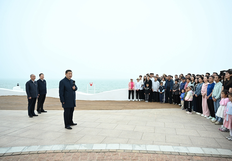 5月22日至24日，中共中央總書記、國家主席、中央軍委主席習近平在山東考察。這是22日下午，習近平在日照市陽光海岸綠道同市民和游客親切交流。